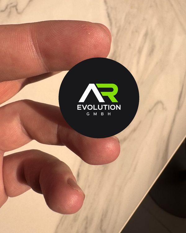 Smartphone-Chip Coin mit Logo in der Hand