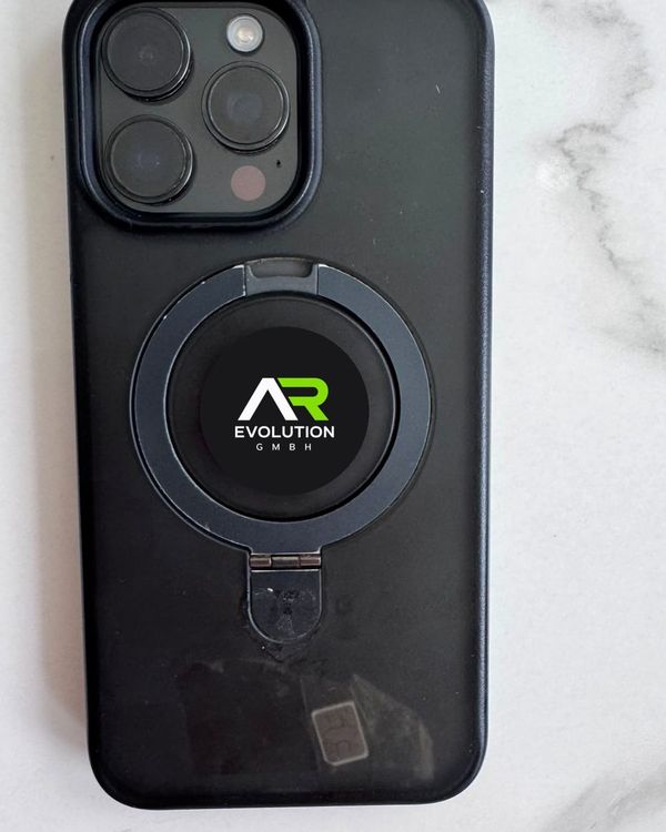 Handy mit aufgeklebtem Coin auf der Hülle