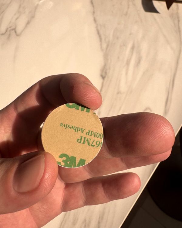 Rückseite des Coins mit 3M-Klebefläche